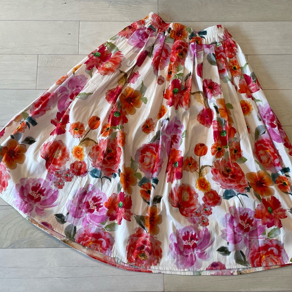 NWOT • Floral Midi Floral Skirt w pockets Size S from Italy 🇮🇹